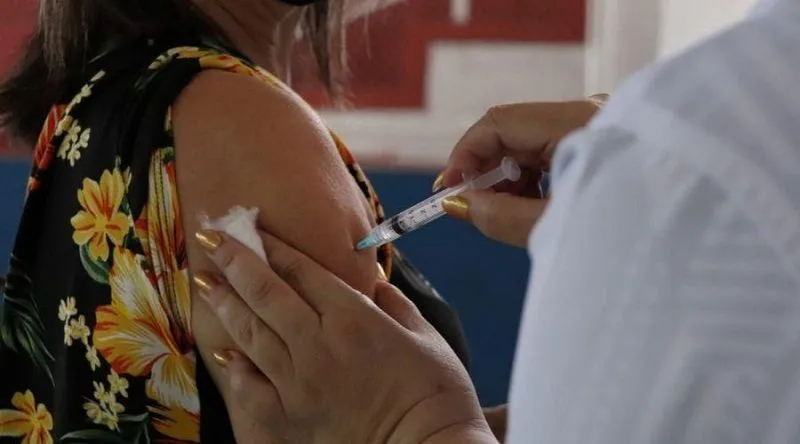Imagem ilustrativa da imagem Prefeituras da Grande Vitória abrem nesta sexta mais de 28 mil vagas para vacinar contra Covid