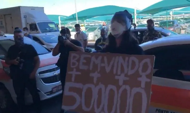 Imagem ilustrativa da imagem Vídeo mostra manifestante solitária ser hostilizada no aeroporto de Vitória
