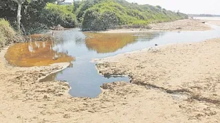 Imagem ilustrativa da imagem Esgoto lançado na   Praia D'Ulé