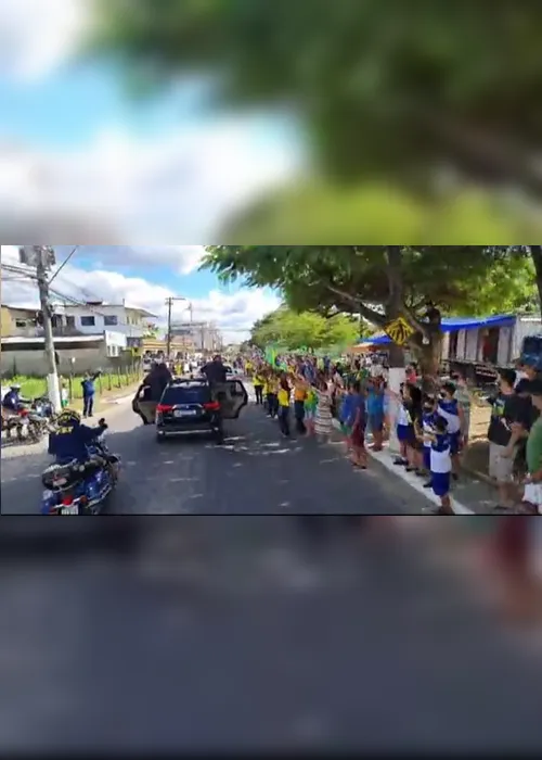 Imagem ilustrativa da imagem Bolsonaro faz carreata pelas ruas de São Mateus