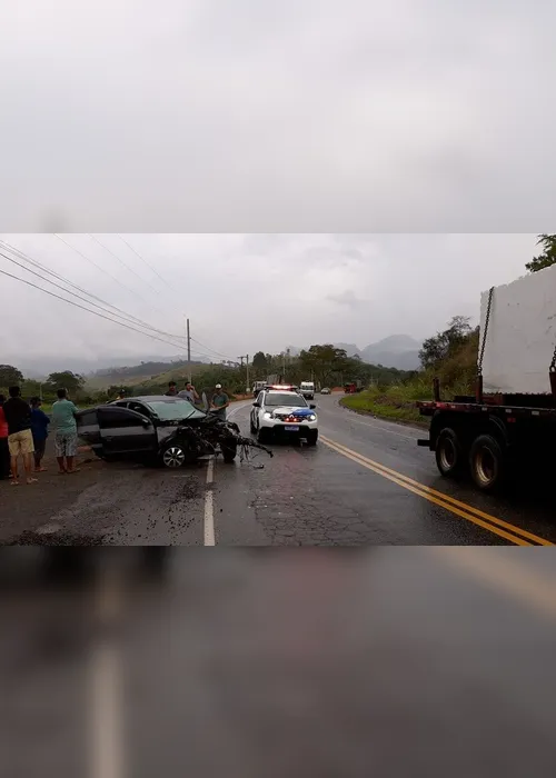 Imagem ilustrativa da imagem Caminhão arranca motor de carro em acidente no Sul do Estado