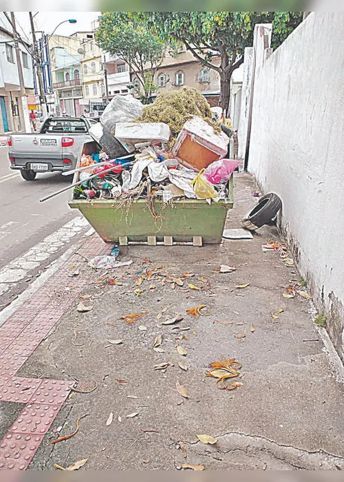 
          Imagem ilustrativa da imagem Caixa de entulhos cheia de lixo
          