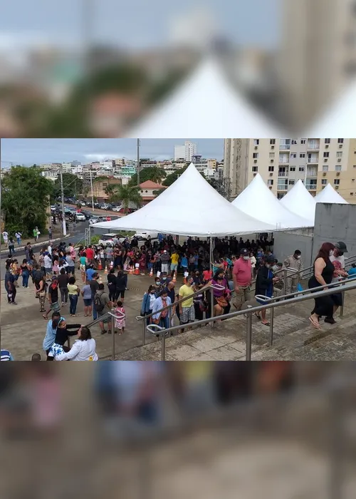 Imagem ilustrativa da imagem Moradores chegam antes da hora marcada e vacinação contra Covid tem fila e aglomeração