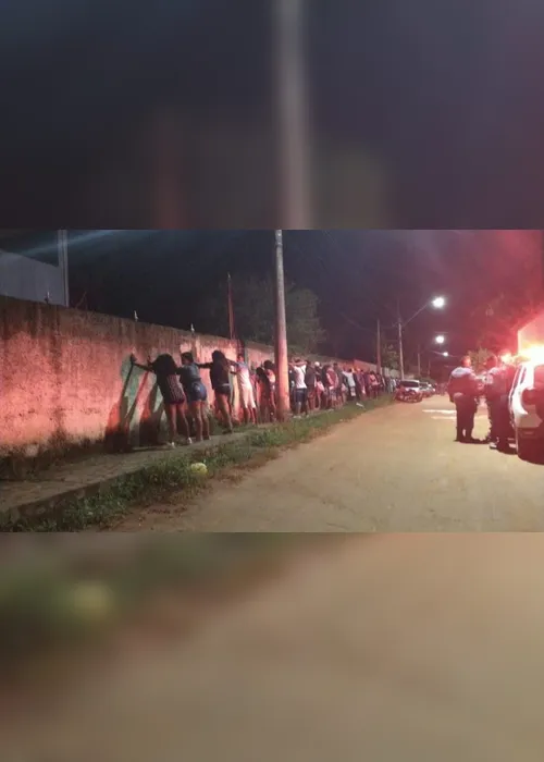 Imagem ilustrativa da imagem Polícia fecha baile clandestino com 300 pessoas em Guarapari