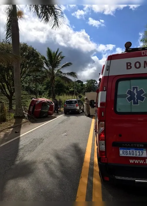 Imagem ilustrativa da imagem Urubus causam acidente entre carro e caminhão na BR 482