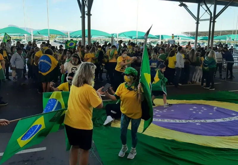 Apoiadores do presidente Jair Bolsonaro no Aeroporto de Vitória