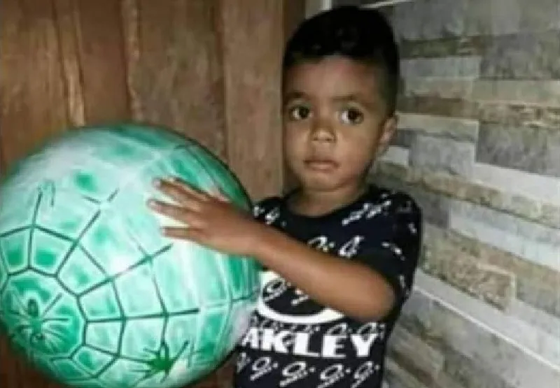 Jhonatan Moreira, de 5 anos, foi atingido na cabeça por uma bala perdida no bairro Zumbi dos Palmares