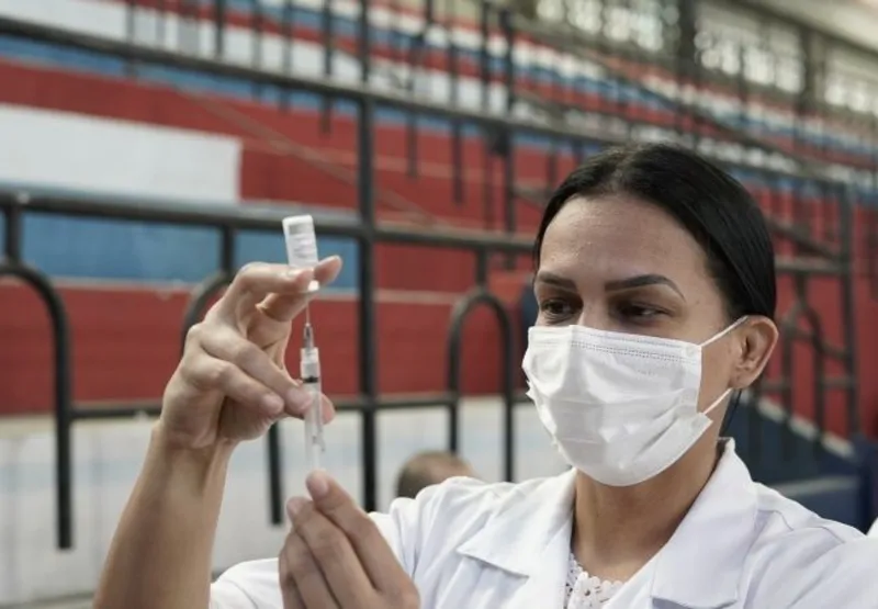 Aplicadora prepara vacina em Vitória