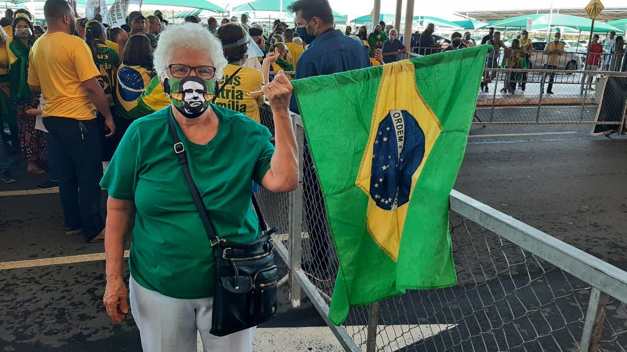 A apoiadora Josélia Barroso Broggio à espera do presidente Jair Bolsonaro (Foto: Amanda Drumond)
