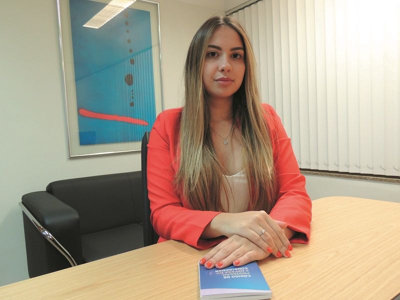 A diretora jurídica do Procon Estadual, Lara Helena da Rocha, explicou que os reajustes que ultrapassam 30% são considerados abusivos (Foto: Divulgação/Procon-ES)