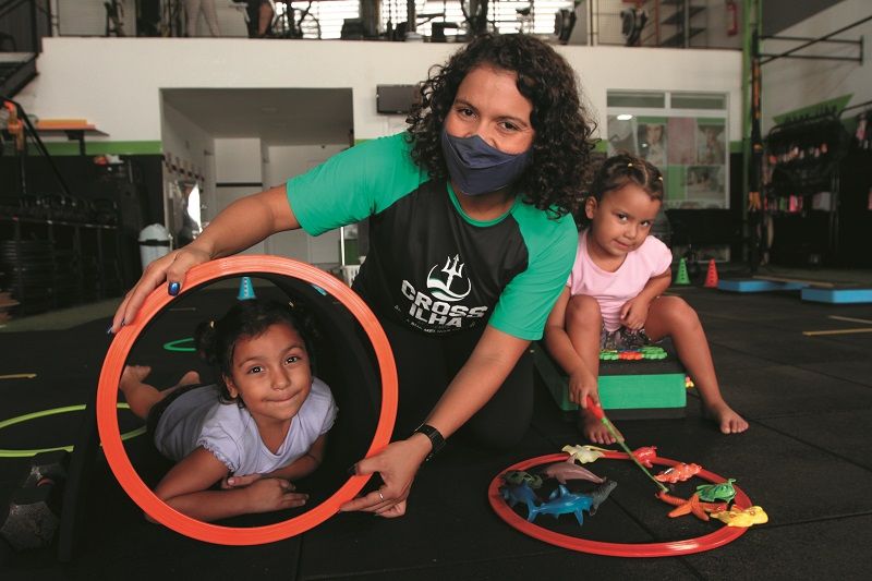 A professora de Educação Física Gildeanne Guilherme com as gêmeas Laura e Cecília, de 3 anos (Foto: Dayana Souza/AT)