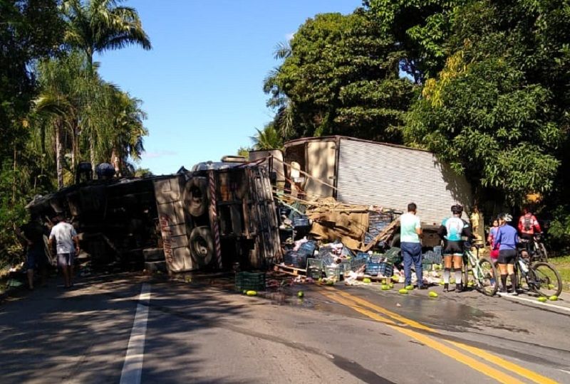 Um caminhão, duas carretas e dois carros de passeio se envolveram no acidente, que deixou uma pessoa morta (Foto: Divulgação)