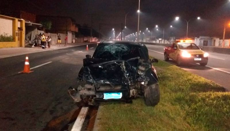 Veículo parou sobre o canteiro da rodovia (Foto: Reprodução / Redes Sociais)