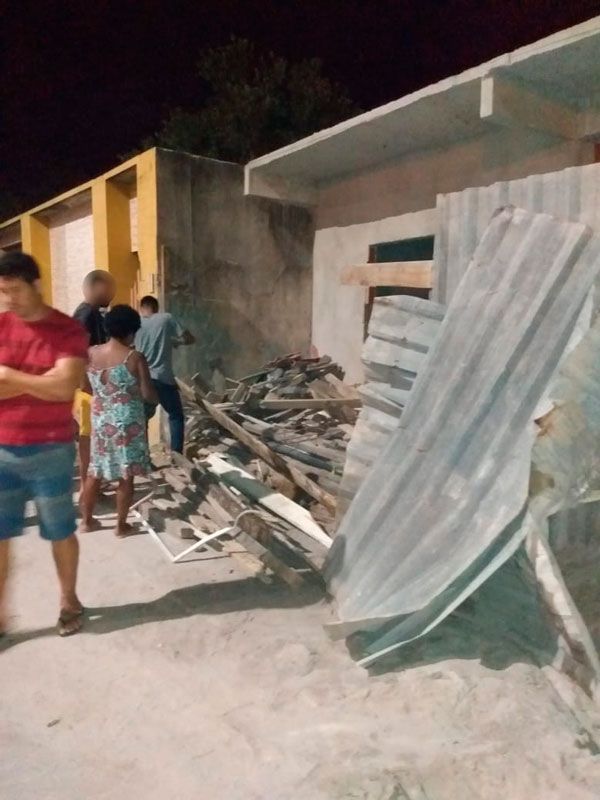 Casa foi atingida no impacto do acidente (Foto: Reprodução / Redes Sociais)