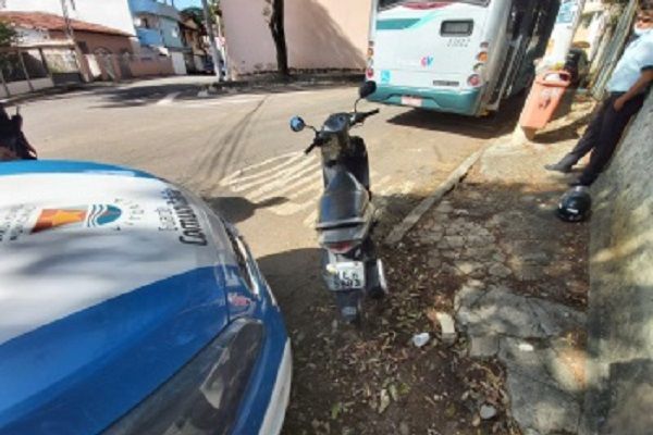 O jovem pilotava uma moto com restrição de roubo e furto quando foi abordado (Foto: Divulgação/ Semsu)