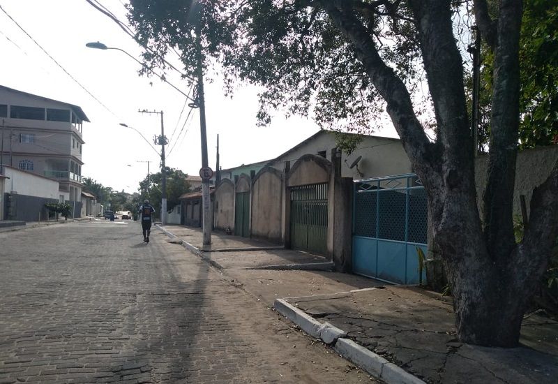 A vítima teve as mãos e pés amarrados, a cabeça coberta, foi amordaçado e deixado na rua pelos bandidos, que fugiram levando pertences e carro (Foto: Fábio Nunes)