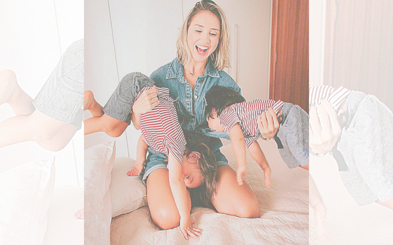 Thanandra Torres com os filhos: ela postou uma foto na piscina e foi banida, mas depois recuperoua conta do Instagram (Foto: Reprodução/Instagram)