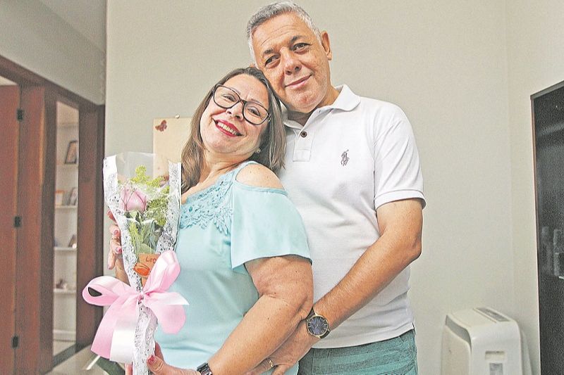 Marlene Carvalho, 61 anos, se casou com Natã Carvalho, 59, há 3 meses: “Nunca brigamos, é só amor mesmo” (Foto: Kadidja Fernandes/at)
