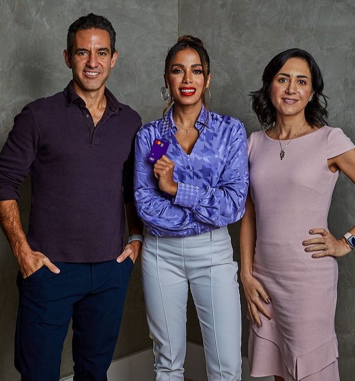 Cantora postou ao lado de representantes do banco (Foto: Reprodução Instagarm @Anitta)