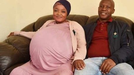 Aos 37 anos, mãe de gêmeos da à luz a 10 bebês: "Chocada" (Foto: Reprodução/Facebook/IOL News)