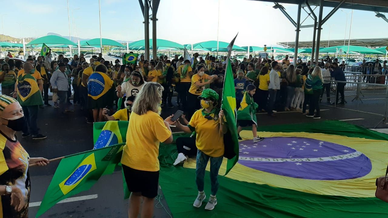 Apoiadores do presidente Jair Bolsonaro no Aeroporto de Vitória (Foto: Amanda Drumond)