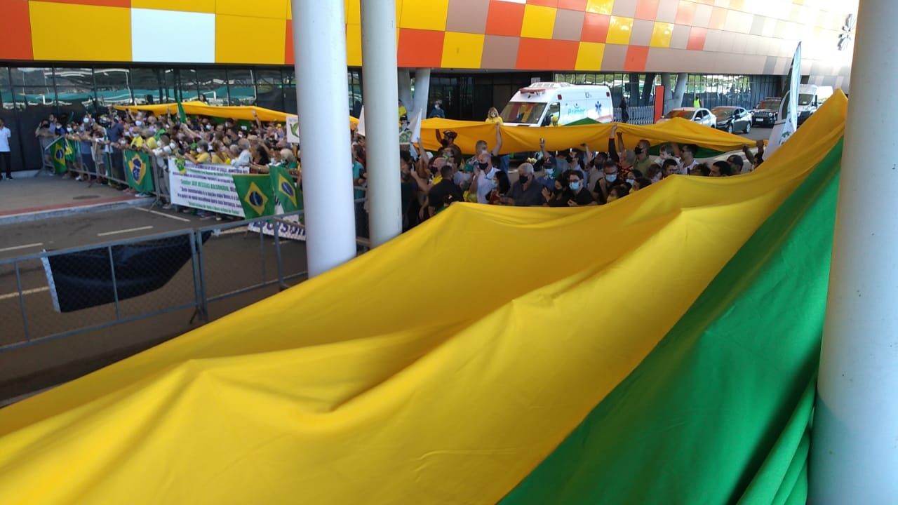 Apoiadores do presidente Bolsonaro no Aeroporto de Vitória (Foto: Fábio Nunes/ AT/ 11/06/2021)
