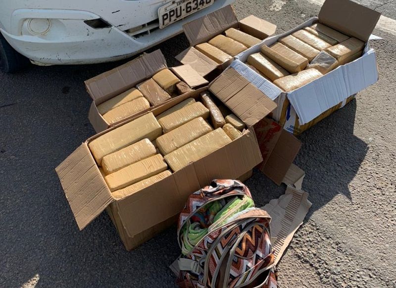 Tabletes de maconha estavam em caixas de papelão. (Foto: Divulgação/PM)