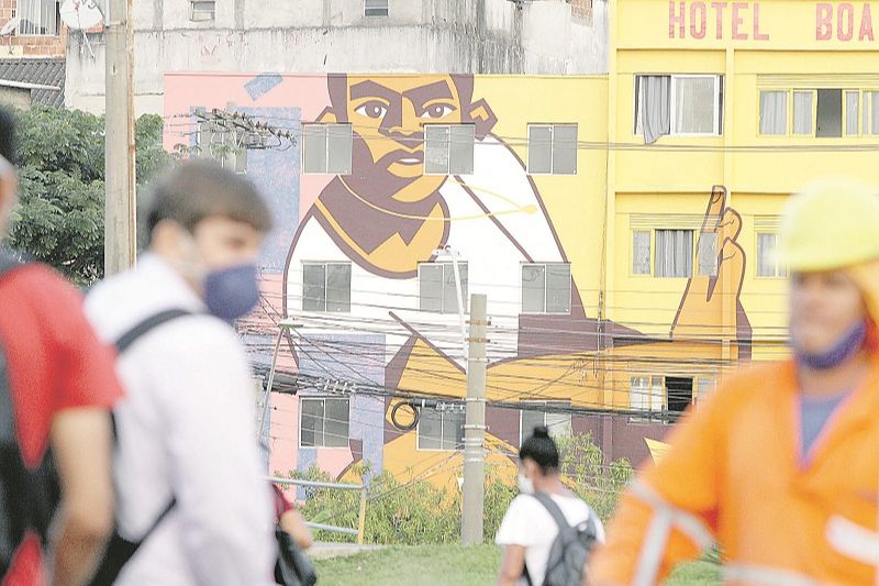 Pinturas do grupo Cidade Quintal na Ilha do Príncipe, em Vitória. Artistas agora atuam no bairro Piedade (Foto: Beto Morais/ AT)