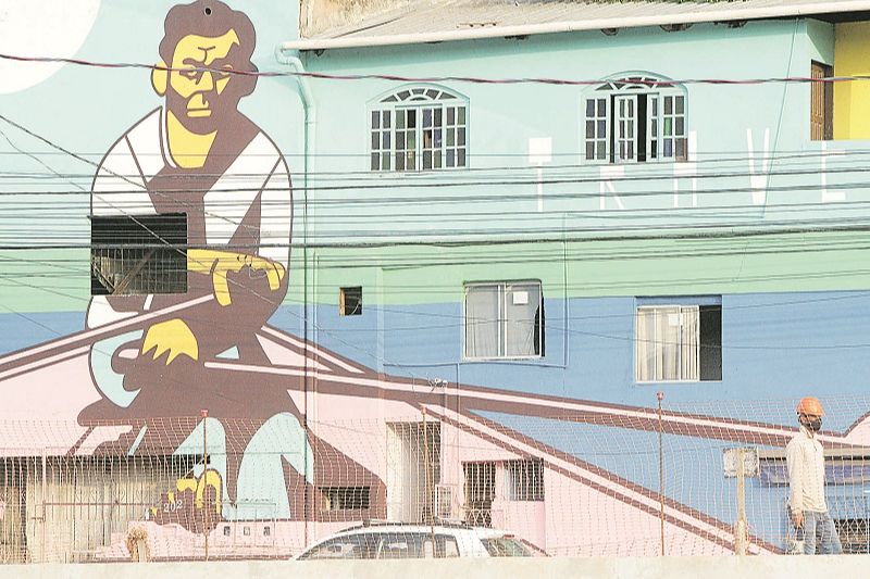 Catraieiro foi pintado em parede de prédio na Ilha do Príncipe, em Vitória. Profissão é tradicional na capital. (Foto: Beto Morais/ AT)