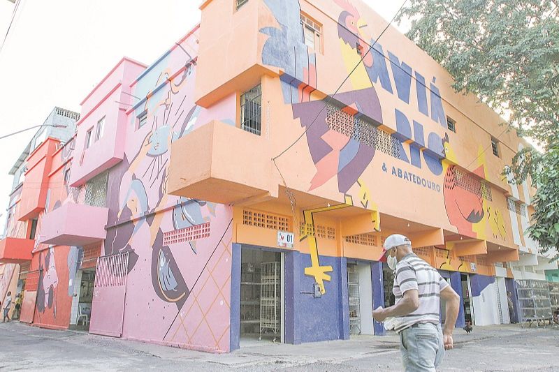 Obra de arte a céu aberto do Cidade Quintal, na Vila Rubim, em Vitória, retratando um aviário. (Foto: Beto Morais/ AT)