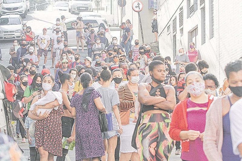Aglomeração na fila, no meio da rua, para atendimento a aposentados e pensionistas em agência da Caixa (Foto: Kadidja Fernandes/ AT)