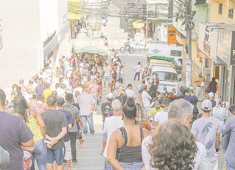 Demarcação no asfalto para fila: a instituição bancária pintou faixas na avenida (Foto: Kadidja Fernandes/ AT)