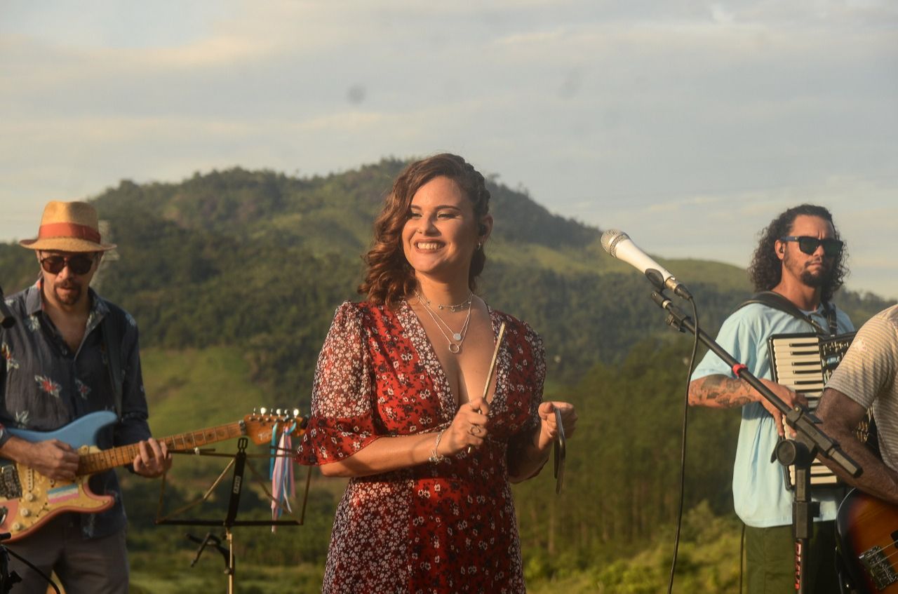 A cantora e compositora Barbara Grecco é uma das atrações do Festival de Forró Online. (Foto: Divulgação)