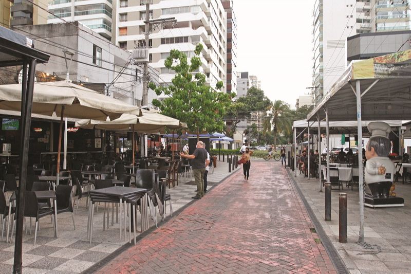 Bares e restaurantes em Vitória: funcionamento está permitido porque a capital foi para o risco moderado (Foto: Leone Iglesias/AT - 26/01/2021)