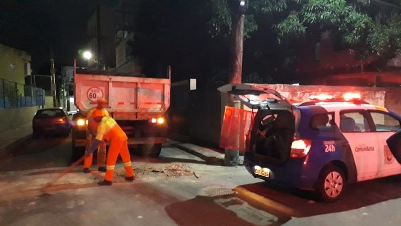 Servidores da Prefeitura de Vitória removem barricadas em Andorinhas. (Foto: Divulgação/GCM)