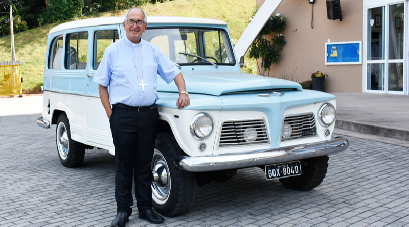 O bispo dom Décio Sossai Zandonade está sorteando uma Ford Rural Willys, ano 1974, carinhosamente apelidada de Rebeca (Foto: Paulo Dubberstein Main/ Portal Mãe da Saúde)