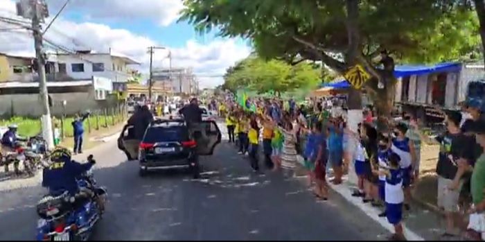 Apoiadores se concentraram nas calçadas (Foto: Reprodução Facebook Jair Messias Bolsonaro)