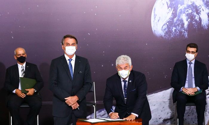 Bolsonaro e Marcos Pontes assinam apoio a programa da Nasa (Foto: Marcelo Camargo/Agência Brasil)