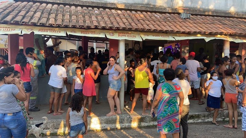 O presidente parou em um bar da região para lanchar, onde comeu frango frito e bebeu um refrigerante (Foto: Evair de Melo)