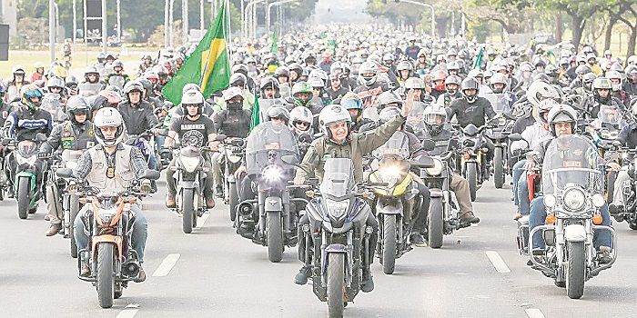 Bolsonaro em meio a motociclistas: neste domingo, manifesto em apoio na Terceira Ponte (Foto: Divulgação)