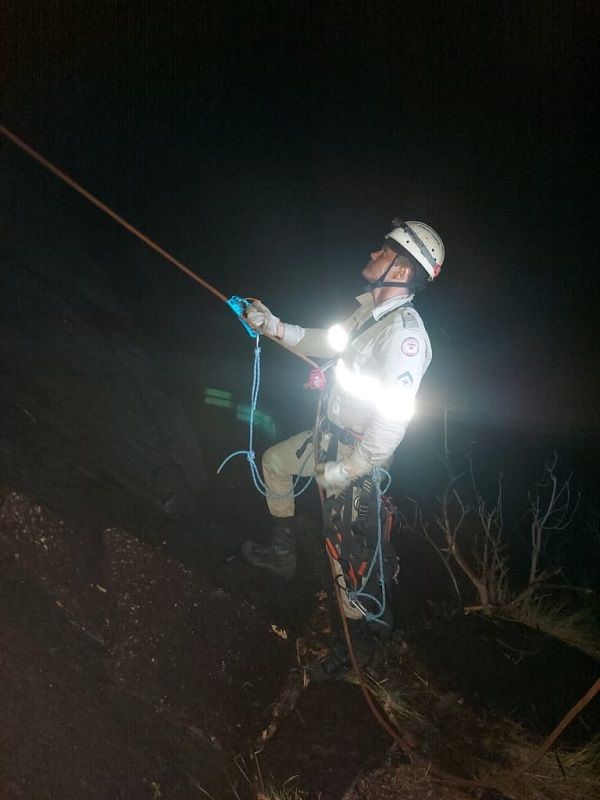 Bombeiros resgatam homem preso em pedra no município de Itaguaçu (Foto: Corpo de Bombeiros)