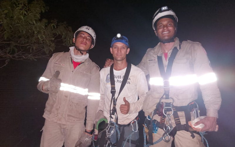 Bombeiros resgatam homem preso em pedra no município de Itaguaçu (Foto: Corpo de Bombeiros)