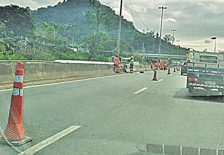 Cones isolam faixa da BR-101 Sul, em Viana, para manutenção na pista (Foto: Alex Sandro Freitas)