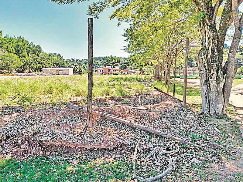 Área do Campo de Futebol do Joaripe, no bairro Praia Grande, em Fundão, sem conclusão da reforma esperada (Foto: Saulo Alves Nascimento)