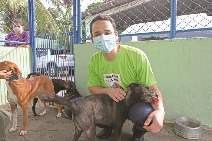 O prefeito de Vitória, Lorenzo Pazolini, afirma que o trabalho tem como objetivo dar uma segunda chance aos animais abandonados (Foto: Dayana Souza/AT)