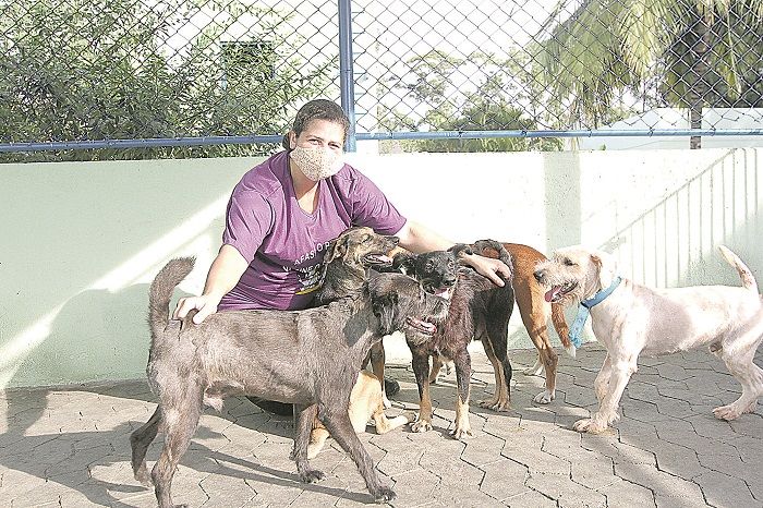 Débora Delatorre diz que o trabalho dos agentes estará completo quando os animais forem adotados e amados por uma família (Foto: Dayana Souza/AT)