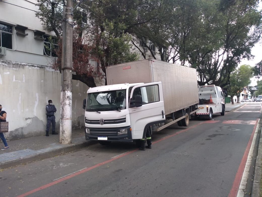 Caminhão foi roubado em Cariacica e encontrado em Vitória (Foto: Fábio Nunes/ AT/ 01/06/2021)