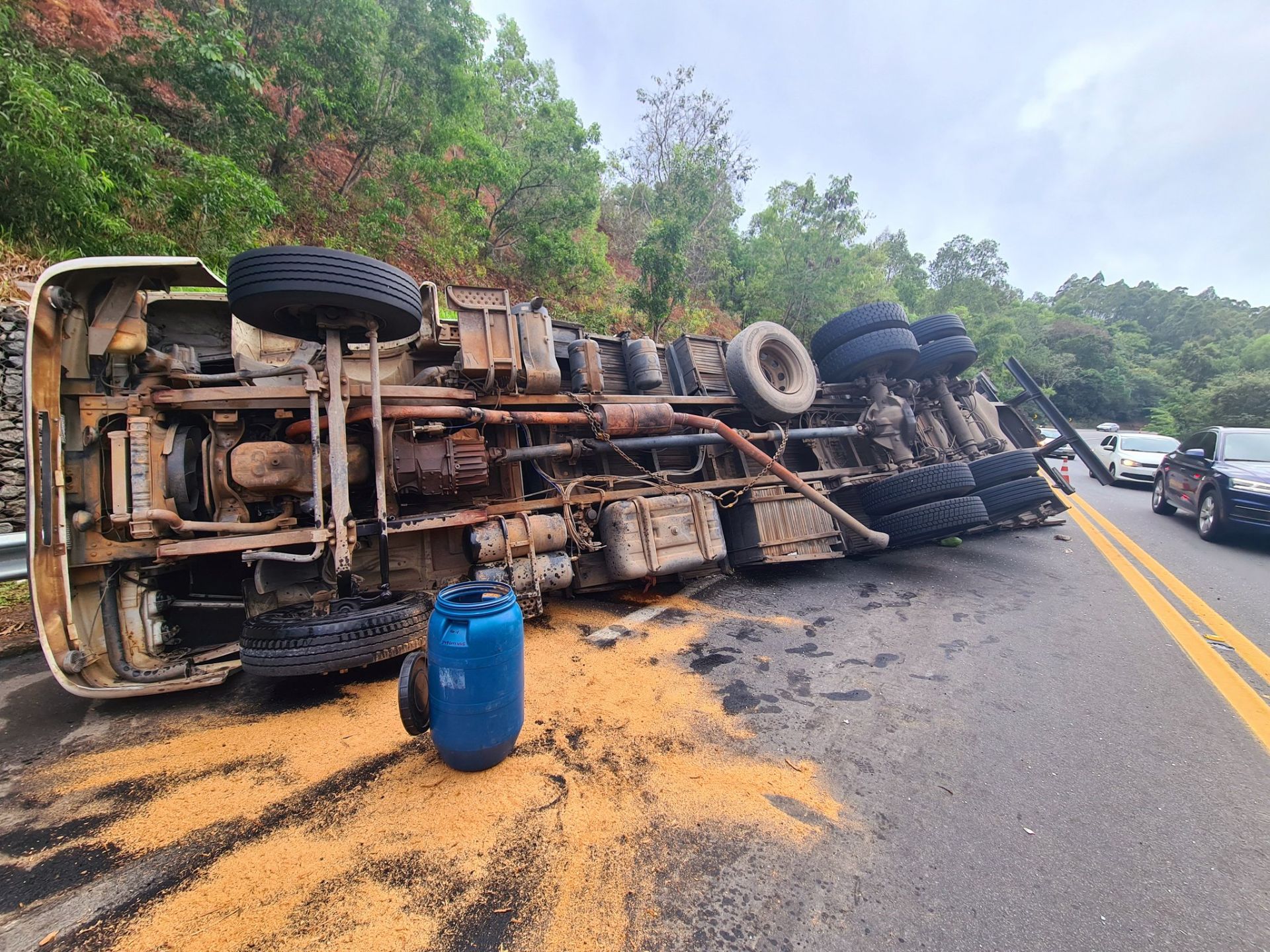 O caminhão tombou na manhã deste sábado (5), por volta de 10h20. (Foto: Foto do leitor)