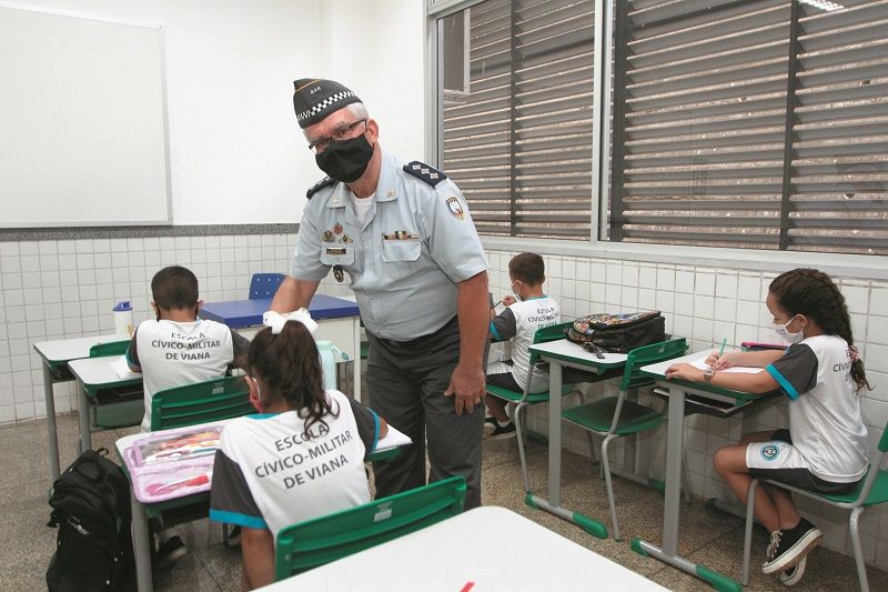 Capitão Mauro Temporim conversa com aluna de uma turma da escola cívico-militar de Vila Bethânia, em Viana (Foto: Dayana Souza/AT)
