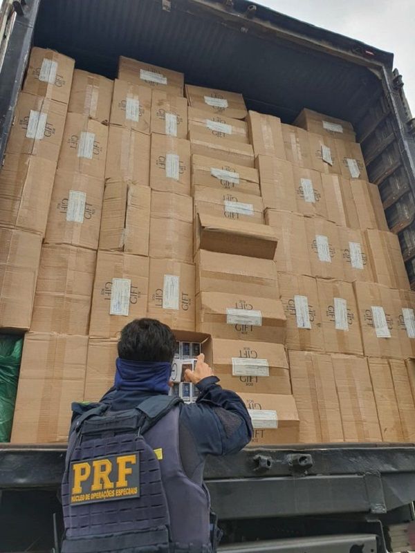 Carga de cigarro contrabandeado do Paraguai foi apreendida em fiscalização (Foto: Divulgação / PRF)